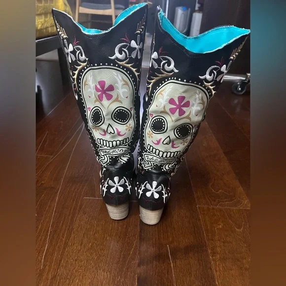 Funky skull cowboy boots!! Size 39. Run small. - Picture 7 of 9